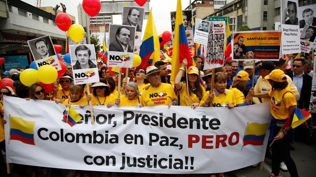 Una manifestación recorre las calles de Bogotá el pasado abril en protesta contra las concesiones del gobierno a la guerrilla de las FARC en el proceso de paz.