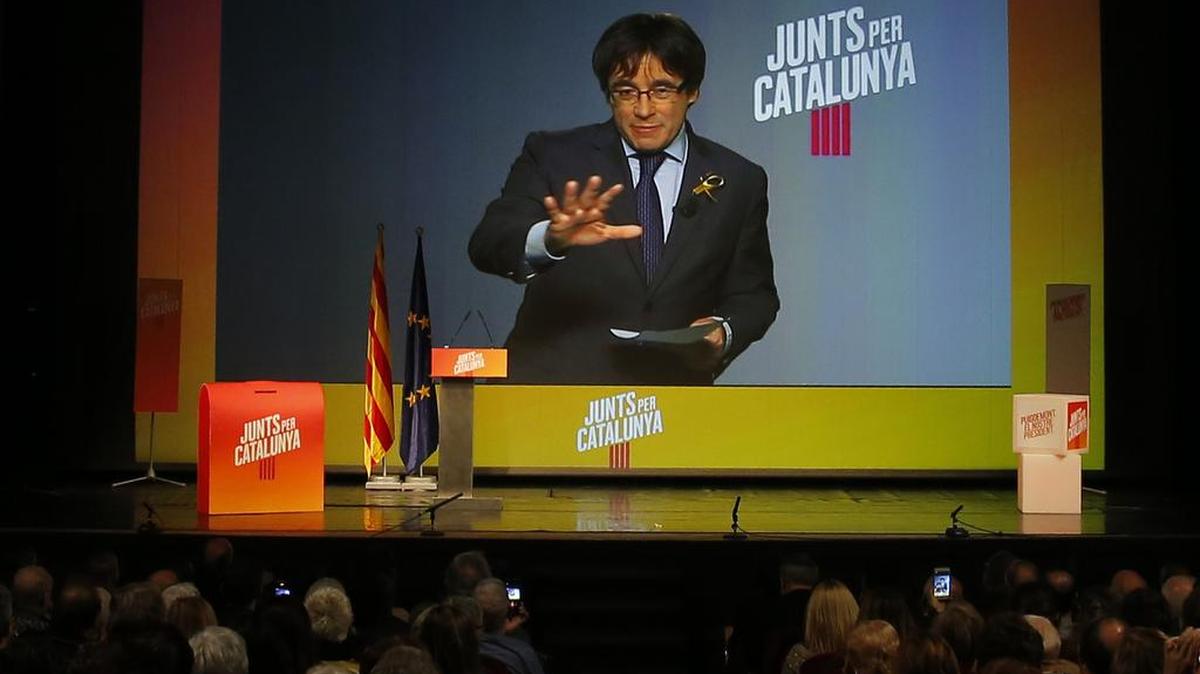 El destituido presidente catalán Carles Puigdemont habla desde Bruselas durante la campaña para la elección regional de Cataluña que tiene lugar el 21 de diciembre.