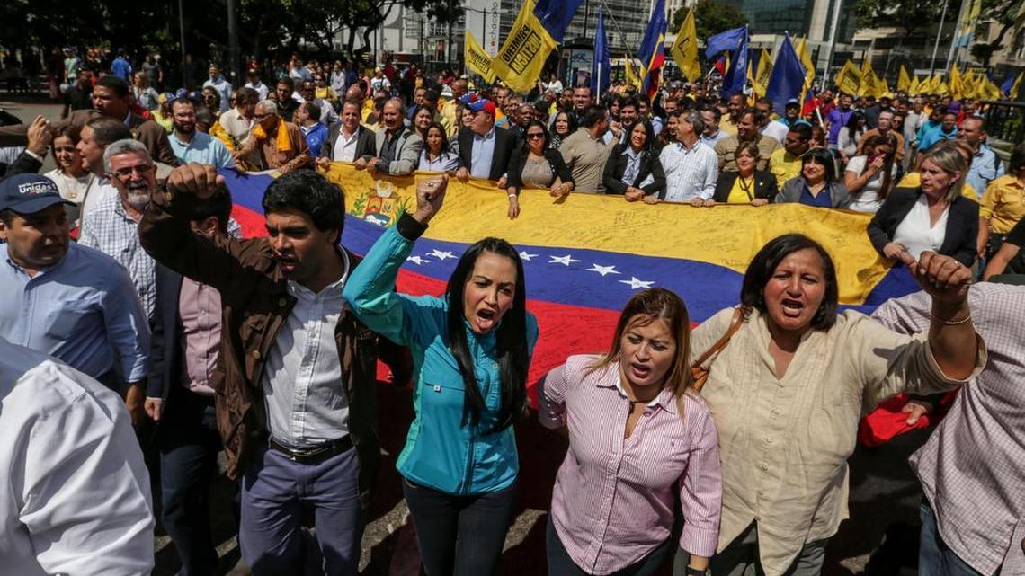 Diputados opositores al Gobierno de Nicolás Maduro participan en una protesta el 18 de enero de 2017, en Caracas, Venezuela.