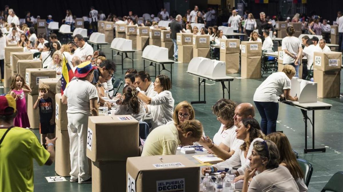 Venezolanos residentes en el Sur de la Florida en la jornada electoral del plebiscito en el que se pronunciaron sobre la convocatoria de una Asamblea Constituyente, el julio 16, 2017.