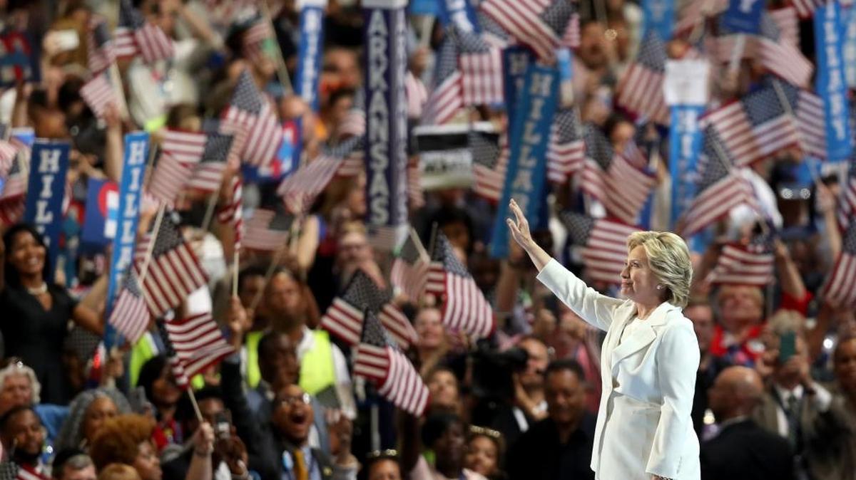 La candidata presidencial demócrata Hillary Clinton saluda a la multitud antes de pronunciar su discurso de aceptación, en el cuarto día de la Convención Nacional Demócrata en Filadelfia.