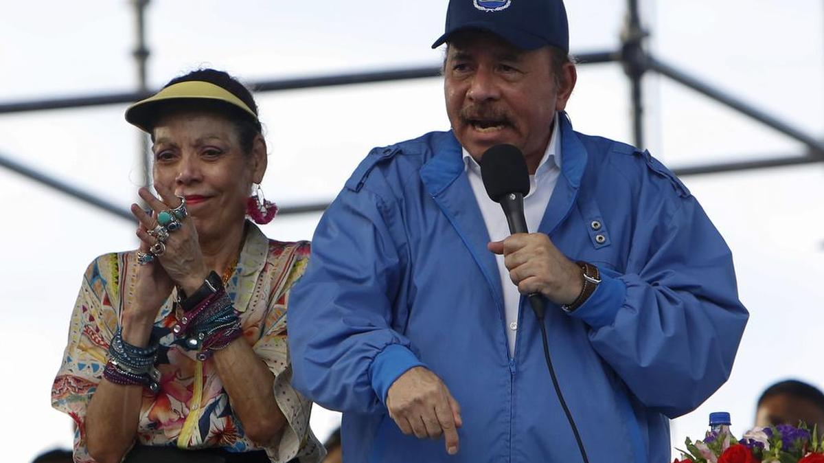El presidente de Nicaragua, Daniel Ortega, junto a su esposa y vicepresidenta, Rosario Murillo, participa en un acto público en Managua, el 29 de agosto.
