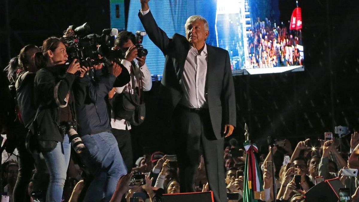 El candidato presidencial Andrés Manuel López Obrador llega a la última concentración de su campaña el 27 de junio en el estadio Azteca de la Ciudad de México.