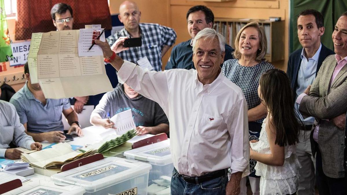 El ex presidente chileno Sebastián Piñera vota en la elección del 19 de noviembre, en Santiago.