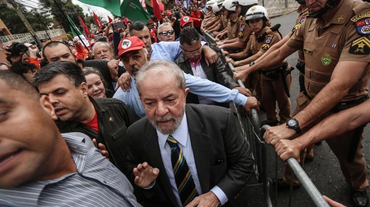 El ex presidente brasileño Luiz Inacio Lula da Silva (centro) llega a la corte federal de Curitiba, Brasil, el 10 de mayo.