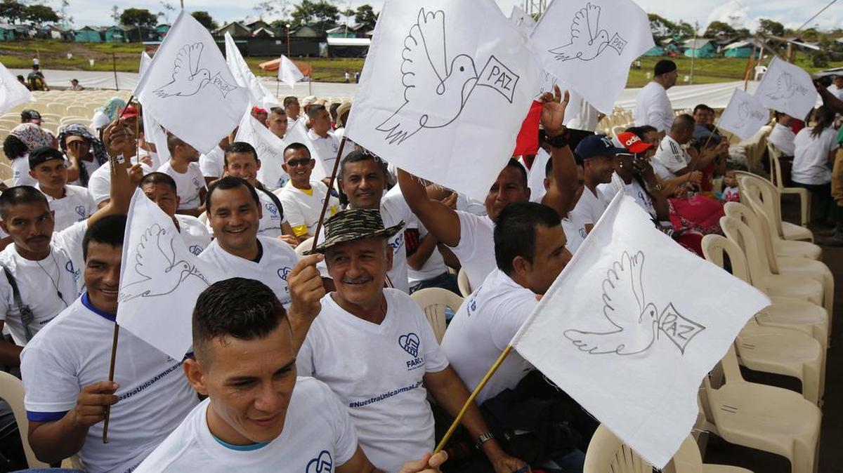Rebeldes de las FARC celebran en la localidad colombiana de Buenavista la culminación del proceso de desarme, el 27 de junio.
