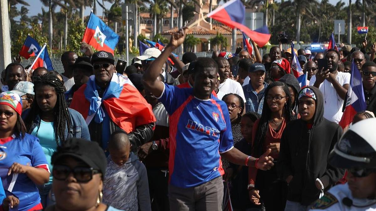 Una multitud protesta en West Palm Beach, el 15 de enero, contra las palabras ofensivas que presuntamente el presidente Donald Trump utilizó al referirse a países de América Latina y África.