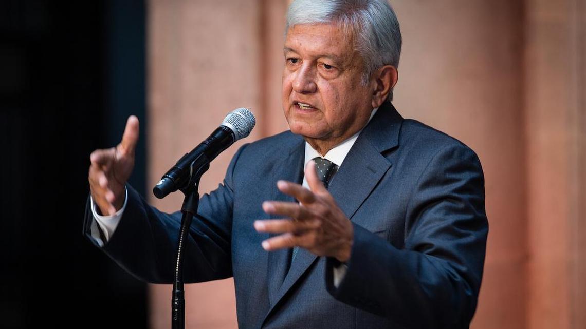 El recién electo presidente de México, Andrés Manuel López Obrador, habla con la prensa tras una reunión con el presidente saliente, Enrique Peña Nieto, el 3 de julio.