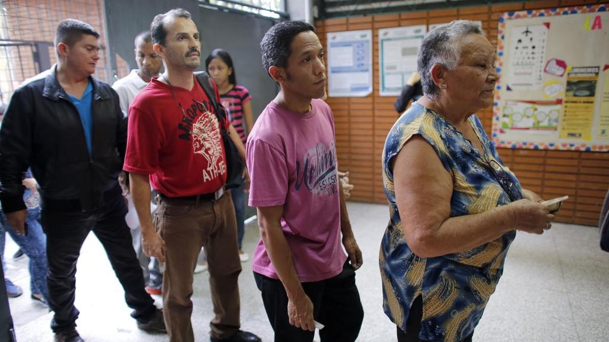 Votantes hacen fila en un colegio electoral en Caracas, durante la elección presidencial realizada el 20 de mayo.