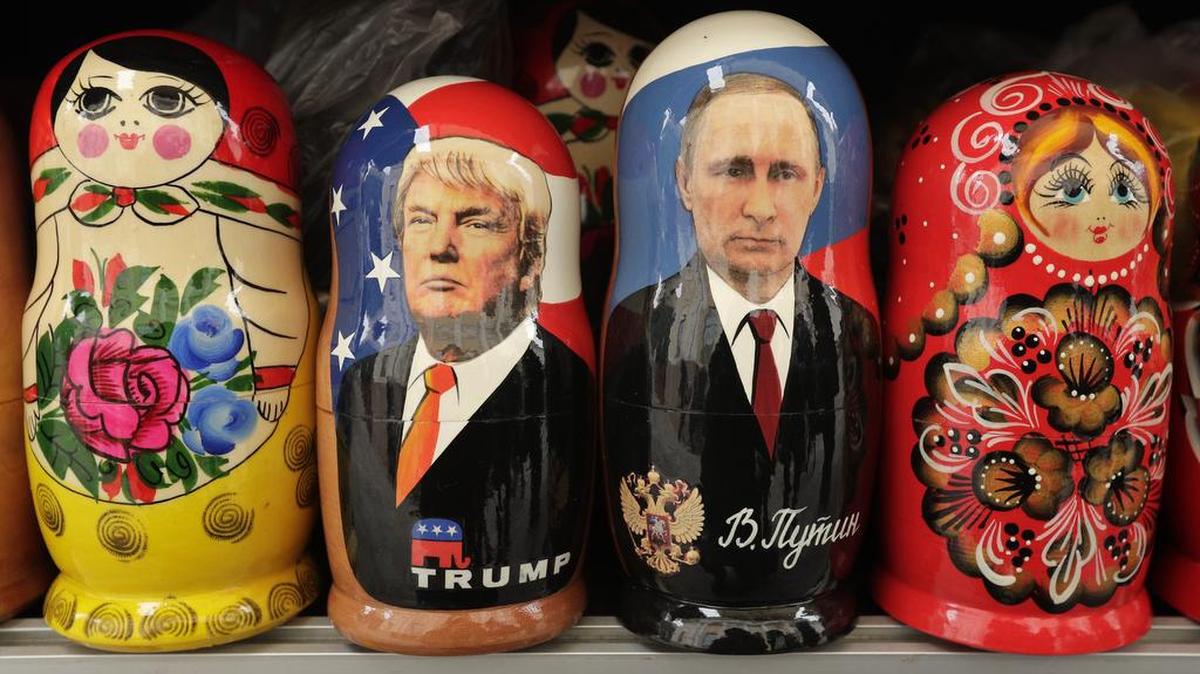 Las tradicionales muñecas rusas con las imágenes de los presidentes de Estados Unidos, Donald Trump, y de Rusia, Vladimir Putin, en una tienda de St. Petersburg, Rusia.