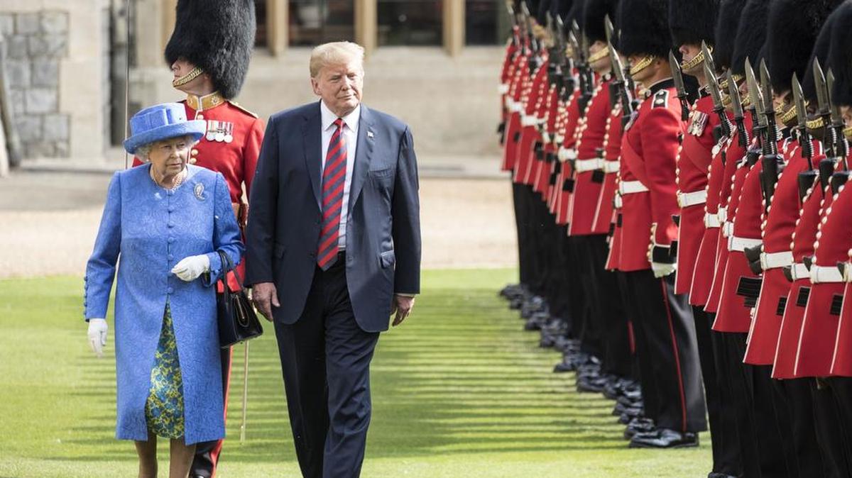 El presidente Donald Trump y la reina británica Isabel II pasan revista a una Guardia de Honor en el castillo de Windsor, el 13 de julio.