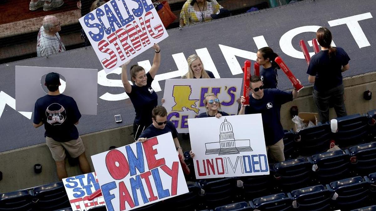 Un grupo de personas ofrece su apoyo durante un juego de béisbol entre congresistas el 15 de junio al congresista republicano Steve Scalise, gravemente herido en el tiroteo perpetrado el 14 de junio en Alexandria, Virginia.