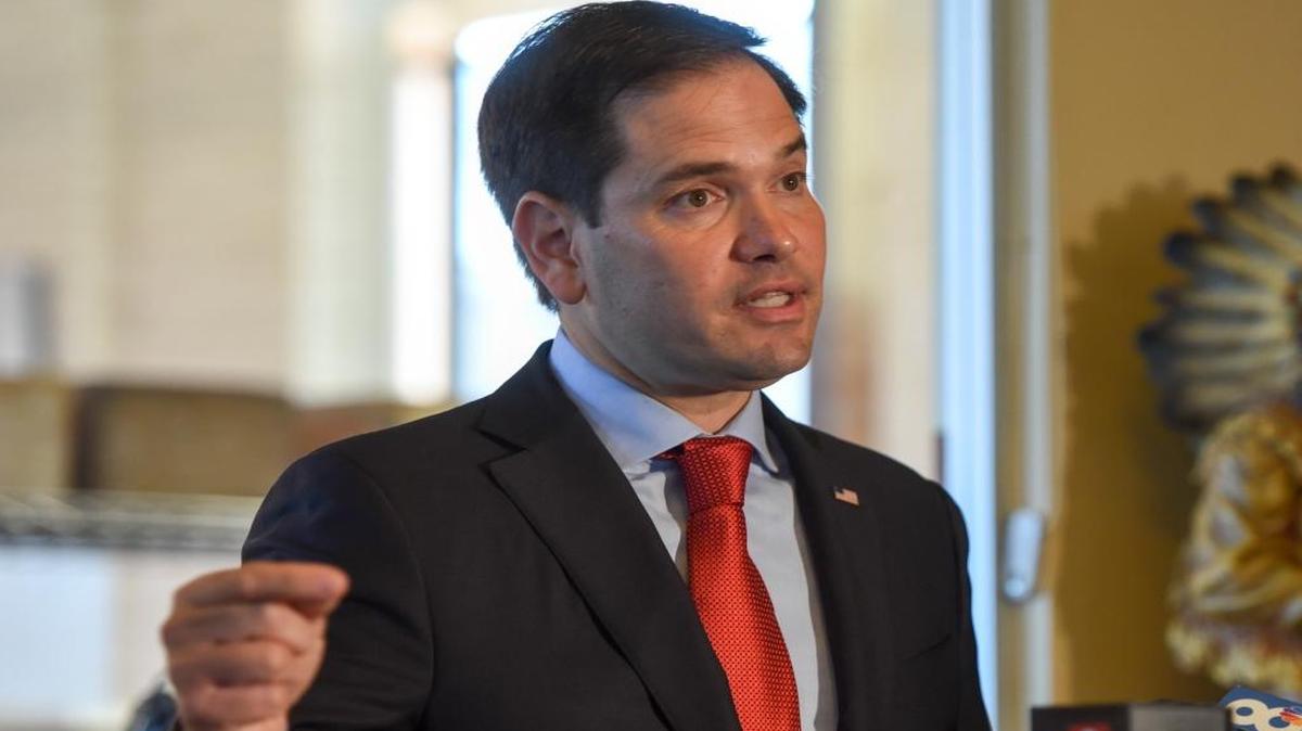 El senador Marco Rubio en un recorrido por J.C. Newman Cigar Company en Tampa, el miércoles 19.