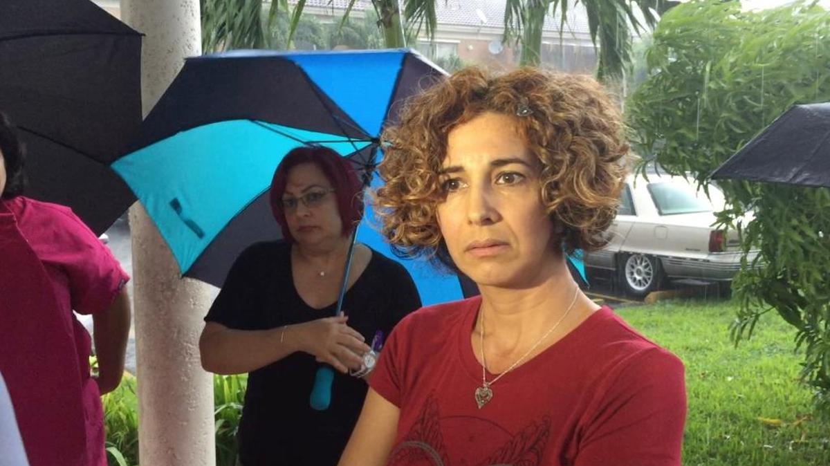 Yusimi Martin, residente del condominio Los Portales III en Hialeah, expresa el malestar de esa comunidad por los malos manejos de la ex junta directiva. Enrique Flor