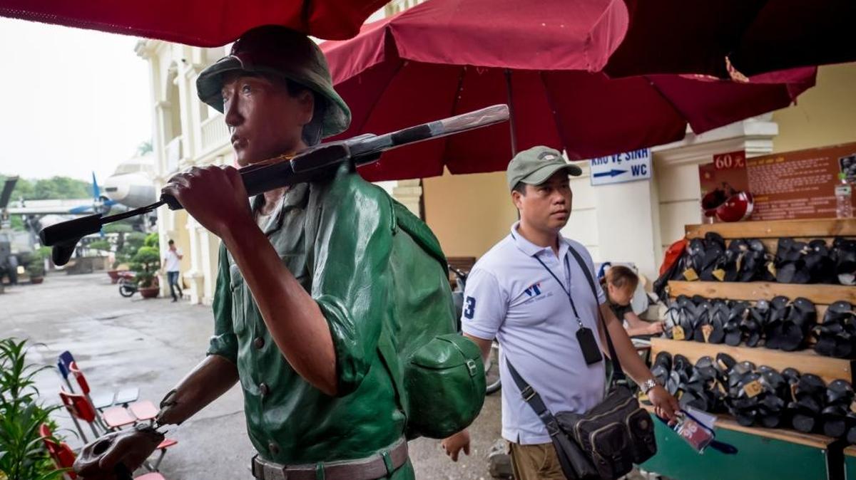 Un turista camina frente a una tienda cerca del Museo de Historia Militar de Vietnam, en Hanoi, el 25 de mayo, después de la visita oficial del presidente Obama al país.