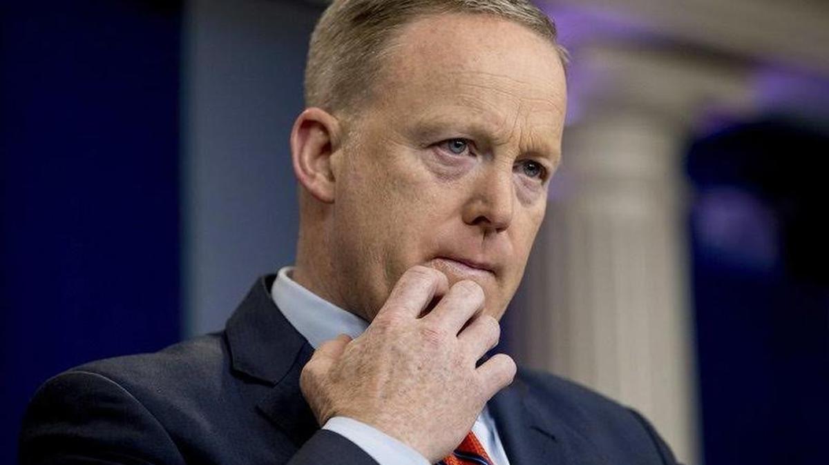 El portavoz de la Casa Blanca, Sean Spicer, comparó al perverso mandatario de Siria, Bashar al-Assad, con Hitler, afirmando que el primero es incluso peor. Dijo que Hitler no usó gas mortífero contra su propio pueblo y a los campos de concentración los llamó ‘centros de holocausto’.
