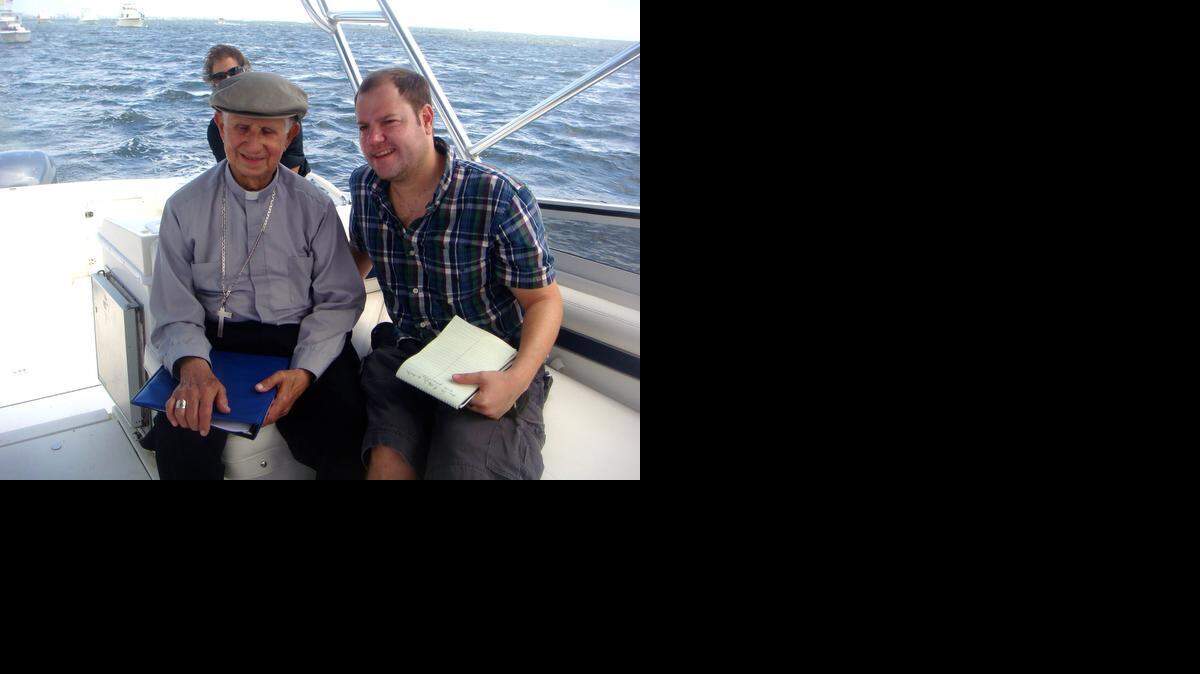 
El columnista Daniel Shoer Roth entrevista a Monseñor Agustín Román durante la procesión marítima de la Virgen de la Caridad por la Bahía de Biscayne en 2011, preludio a la celebración del cincuentenario de la llegada de la imagen de la Virgen Mambisa a Miami. 
