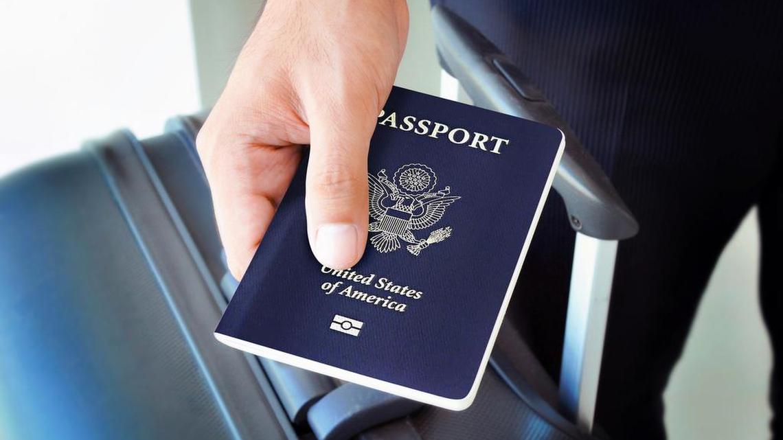 
El pasaporte de Estados Unidos vuelve al Top 10 del ranking mundial tras un desplome histórico en 2025.