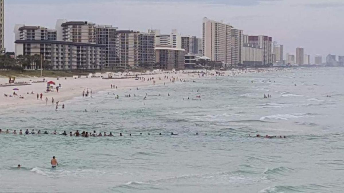 Una cadena de personas se formó en Panama City Beach, para salvar a miembros de una familia que se ahogaban por las corrientes.
