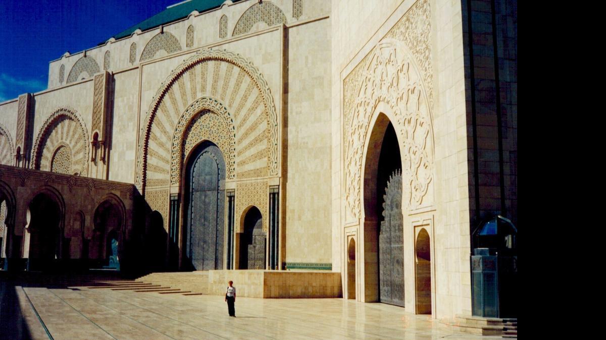 
El columnista visita la gran Mezquita Hassan II en la ciudad de Casablanca, Marruecos, en 1995.
