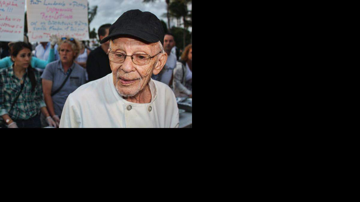 
Arnold Abbott, es el hombre de 90 años que lidera Love Thy Neighbor (Ama a tu prójimo) y quien junto a otros voluntarios ayuda a dar de comer a los desamparados de Fort Lauderdale.


