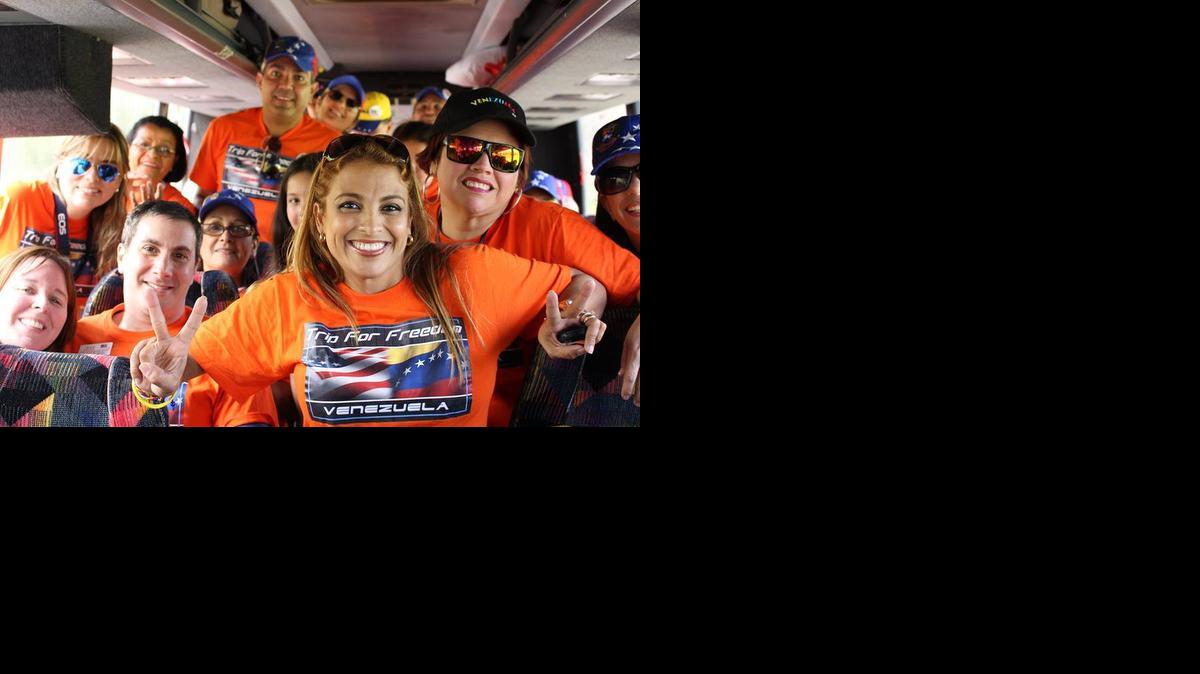 
Yusnaiberth Rivero De Detraux posa entre sus compatriotas el 9 de mayo arribando a Washington D.C. como parte de la delegación del Trip for Freedom. ‘En ese viaje muchos Venezolanos descubrimos lo que es el poder de la energía’, narra. 
