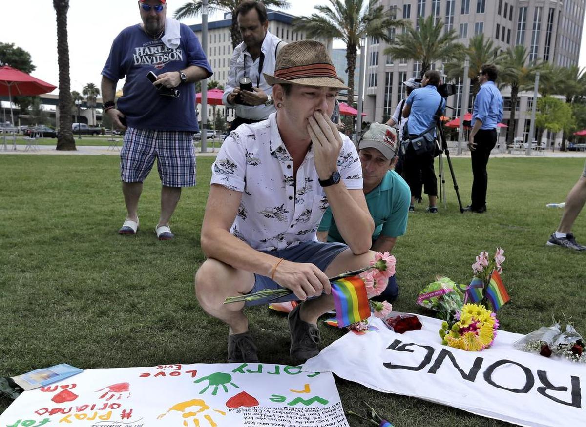 Johnathan Dalton llora la muerte de sus amigos en la matanza de Pulse, en Orlando.