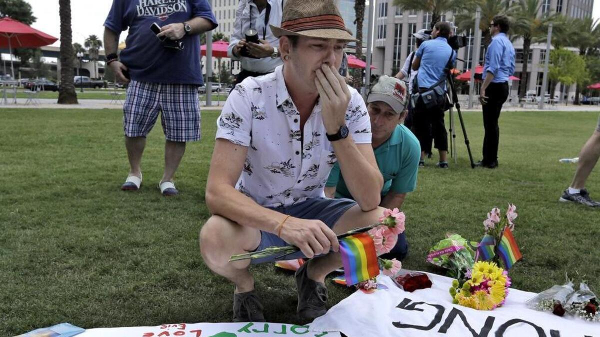 Johnathan Dalton llora la muerte de sus amigos en la matanza de Pulse, en Orlando.