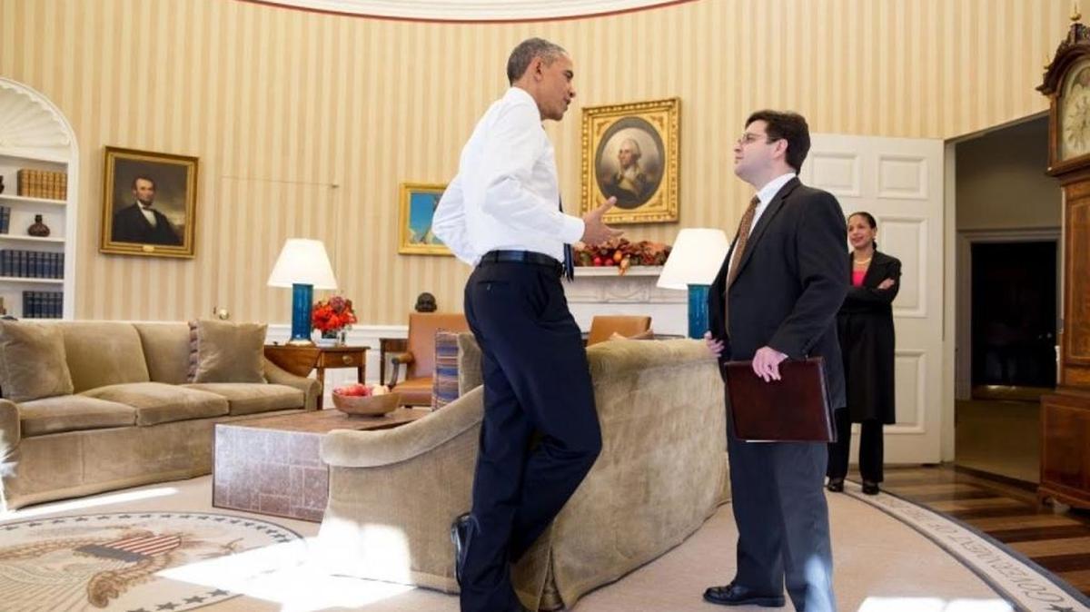 El presidente de EEUU, Barack Obama, con Ricardo Zúñiga, director de asuntos hemisféricos, ,en la Oficina Oval, el 17 de diciembre del 2014.