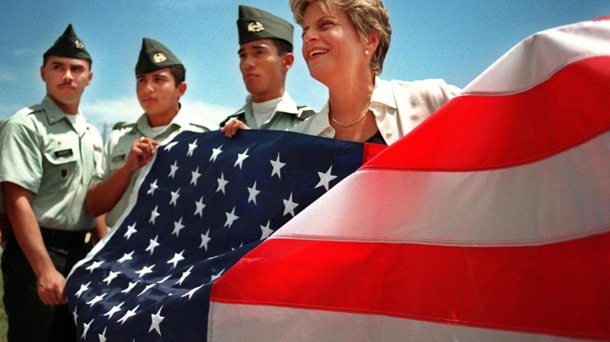 La congresista Ileana Ros-Lehtinen sostiene la bandera que donó a la escuela Citrus Grove Middle junto a miembros del Junior Reserve Officer Training Corps de Miami Senior High, en foto de archivo.