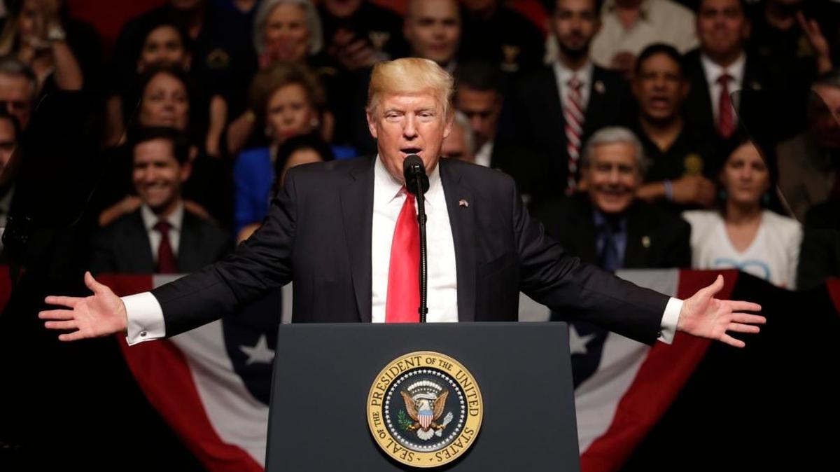 El presidente Donald Trump anuncia en el teatro Manuel Artime de la Pequeña Habana su nueva política hacia Cuba, el pasado 16 de junio.