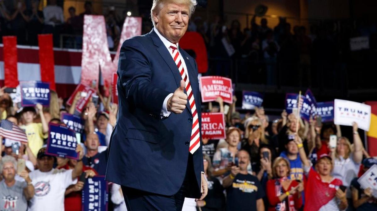 El candidato republicano Donald Trump llega el martes a un acto de su campaña en Prescott Valley, Arizona. El New York Times dijo que es posible que Trump no haya pagado impuestos federales desde hace casi 20 años.