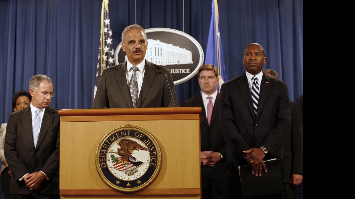 
El ex secretario de Justicia Eric Holder anuncia el pasado agosto un acuerdo con Bank of America para resolver problemas legales relacionados con la crisis financiera del 2008.
