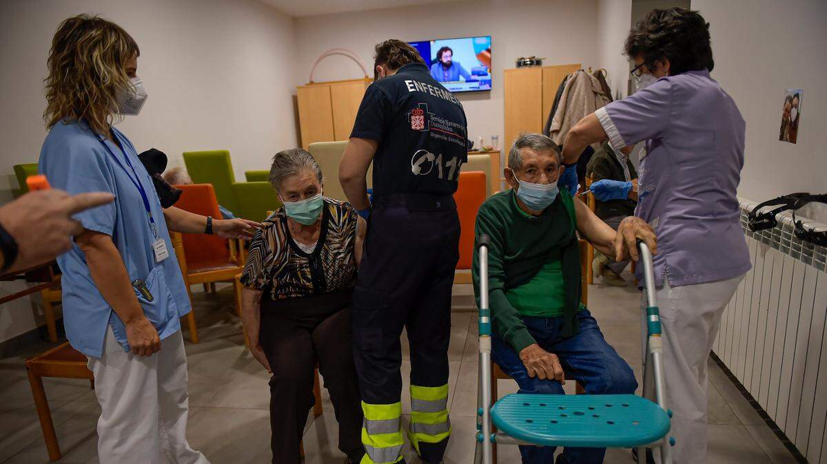 Residentes de un ancianato reciben la tercera dosis de la vacuna Pfizer contra el COVID-19, en Estella, a 38 kilómetros de Pamplona, en el norte de España, el jueves 23 de septiembre de 2021.