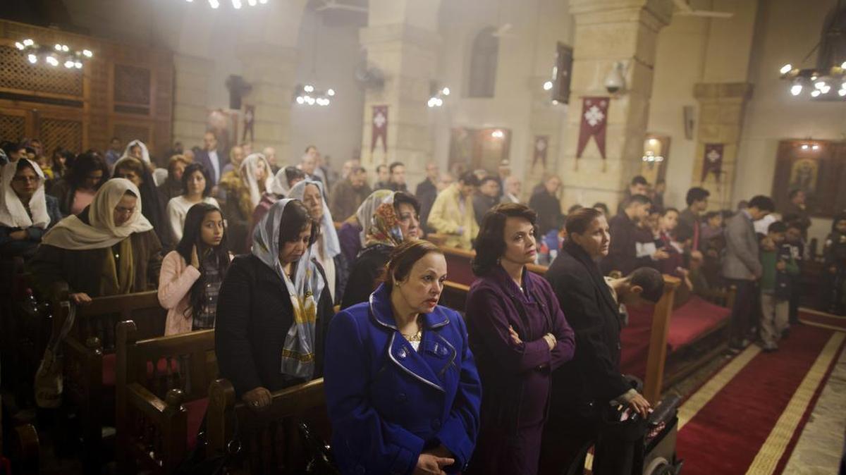 Cristianos coptos rezan el 6 de enero en la iglesia de la Virgen María, en El Cairo. Los coptos de Egipto constituyen la comunidad cristiana más numerosa del Medio Oriente. Observan la Navidad el 7 de enero, según el antiguo calendario juliano.