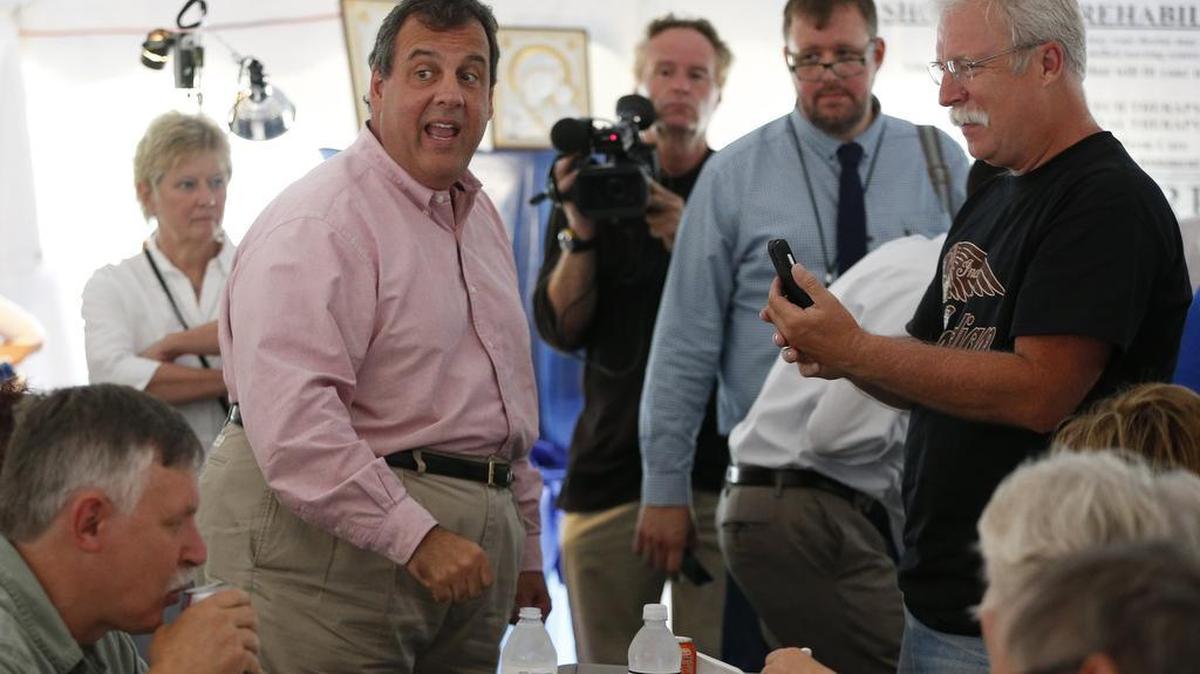 
El candidato presidencial republicano Chris Christie, gobernador de Nueva Jersey, visita un festival griego en Manchester, Nuevo Hampshire, el 29 de agosto, en el marco de su campaña.
