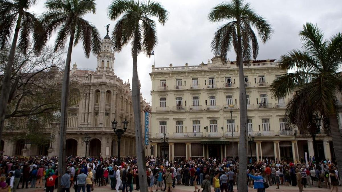 Un grupo de personas se concentra en el Parque Central de La Habana, con la esperanza de ver al presidente Obama durante su visita a la isla, en marzo del 2016.