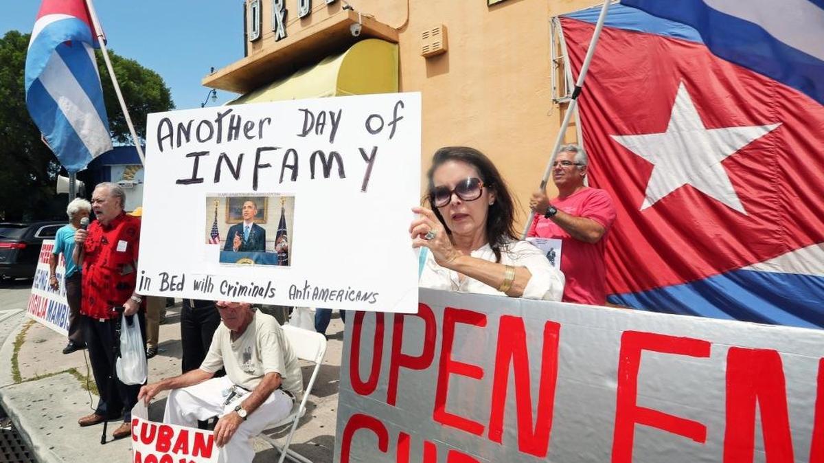 Un grupo de cubanos protesta por la apertura de embajadas de Cuba y EEUU en ambos países, en julio del 2015.