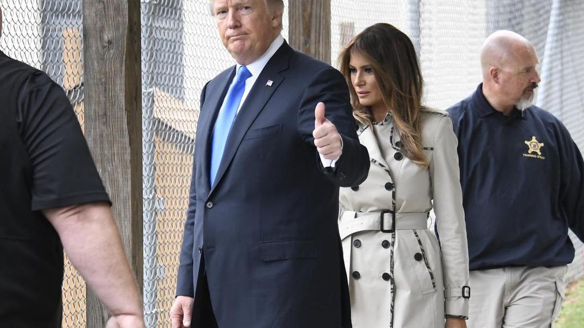 El presidente Donald Trump, junto a su esposa, Melania, saluda a los periodistas en un centro de entrenamiento del Servicio Secreto en Maryland. Trump volvió a acusar a los medios de difundir noticias falsas.