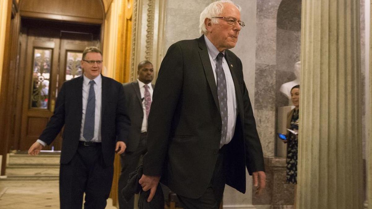 El senador Bernie Sanders (independiente por Vermont) se dirige a la votación sobre la reforma fiscal, el 20 de diciembre, en Washington.