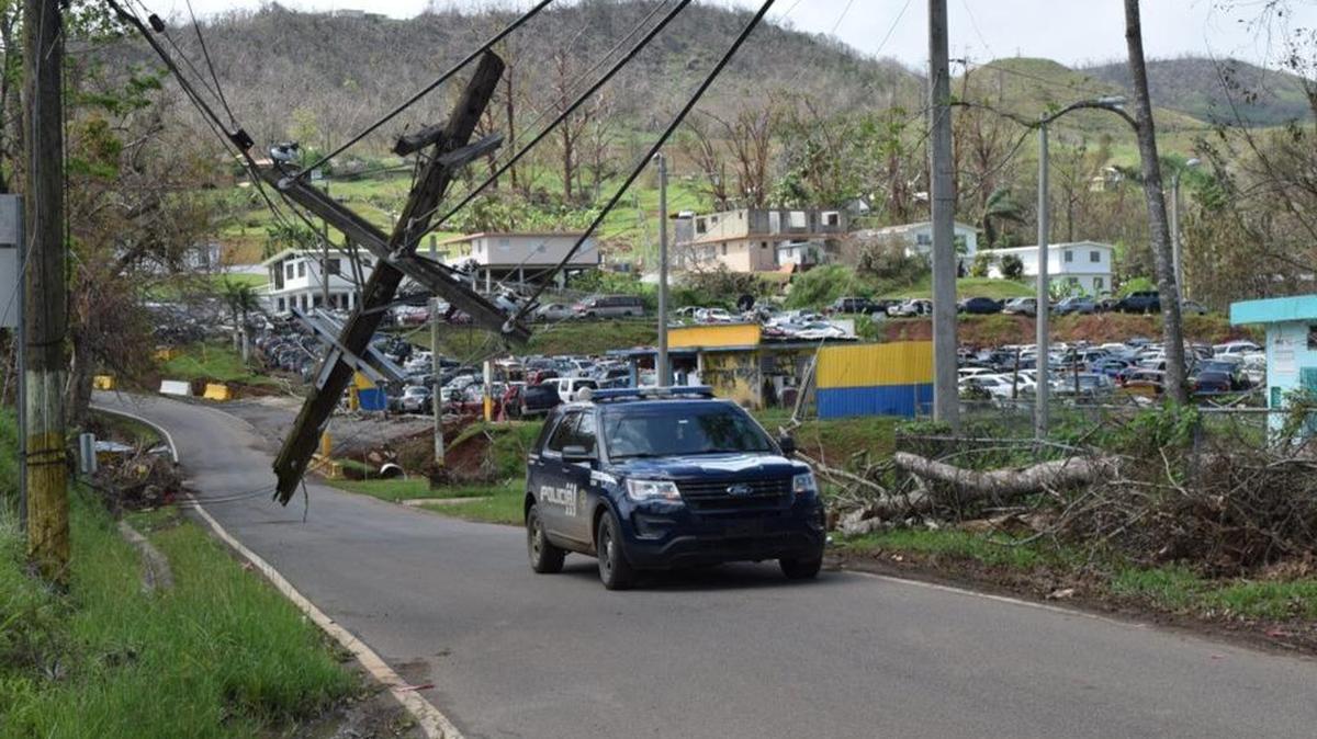 La región montañosa central de Puerto Rico sufrió muy fuerte el impacto del huracán María, y el tendido electrico está prácticamente destruido.