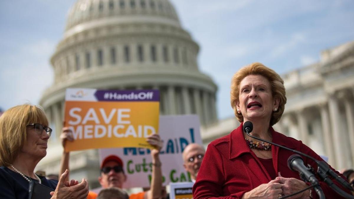 La senadora demócrata Debbie Stabenow habla en una conferencia de prensa contra el proyecto de ley de salud republicano Graham-Cassidy, el 26 de septiembre en Washington, DC.