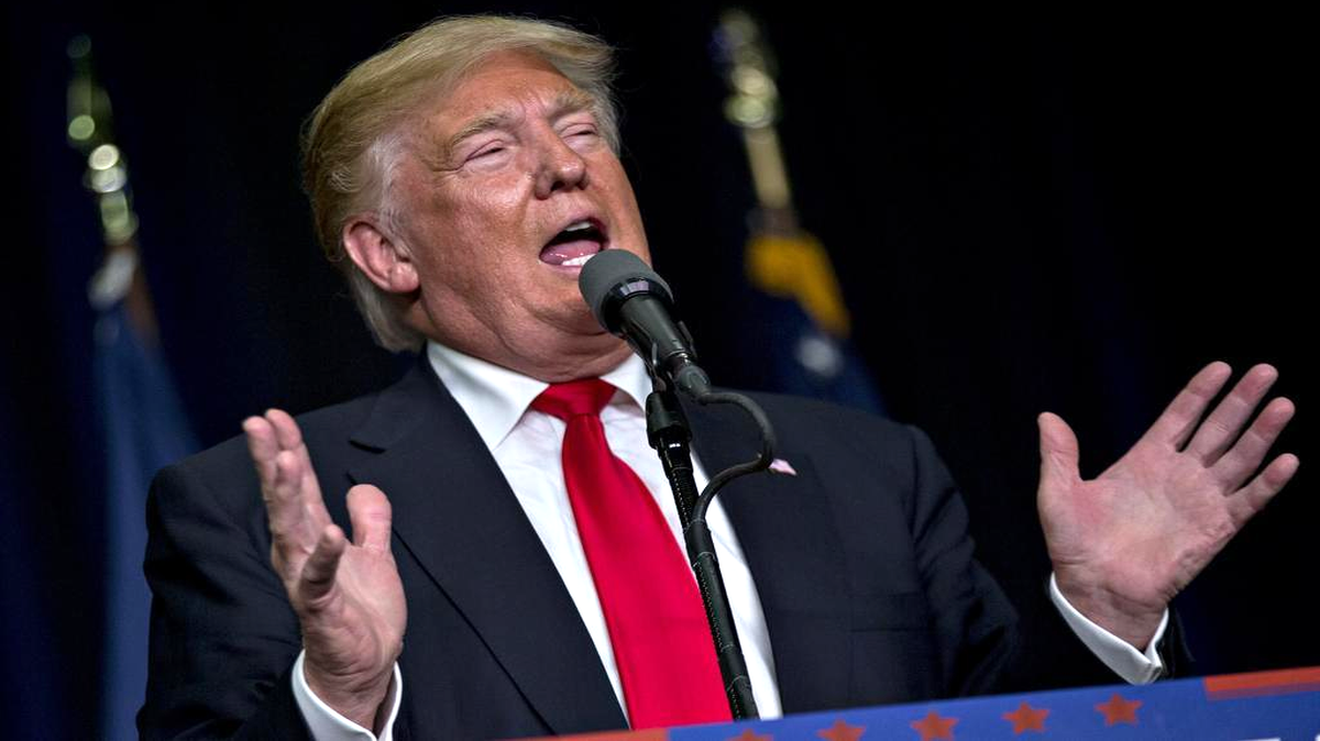 Donald Trump habla durante un acto de campaña en West Chester University en West Chester, Pennsylvania.