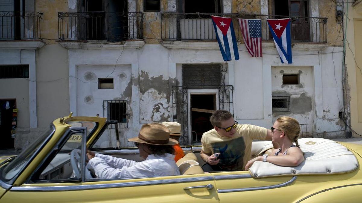 Un grupo de turistas pasea en un auto antiguo por las calles de La Habana el 20 de marzo del 2016.