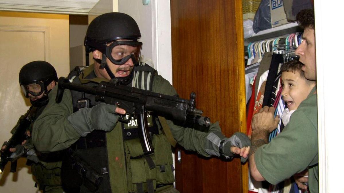 Elián González es retirado de la casa de su tío en La Pequeña Habana el 22 de abril del 2000.