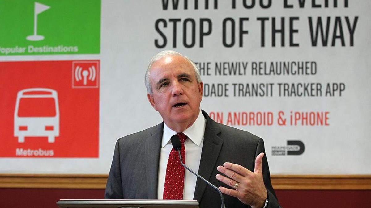 Carlos Giménez, alcalde de Miami-Dade, habla en una conferencia de prensa en primer Día del Transporte Público en el condado, actividad realizada en el Palmetto Golf Course el 9 de diciembre del 2016.