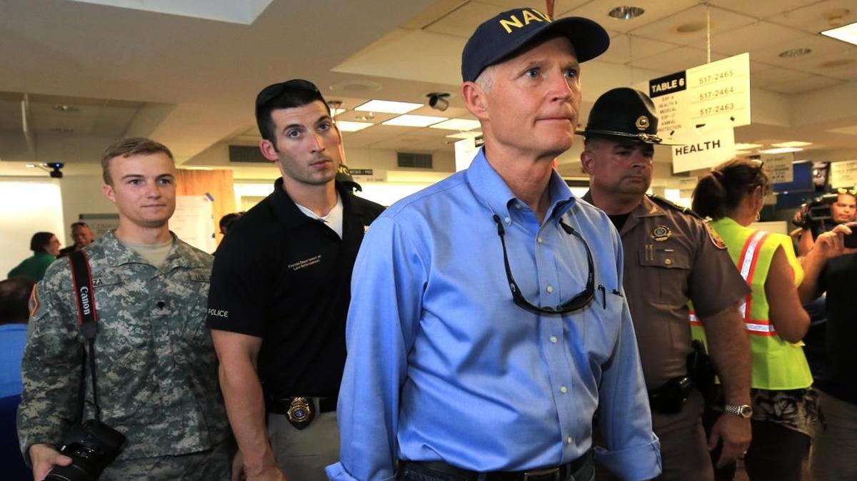 El gobernador de la Florida, Rick Scott, visita operaciones de emergencia del huracá Irma con parte de su equipo en el Centro de Gobierno de Marathon, en el condado de Monroe el 13 de septiembre.