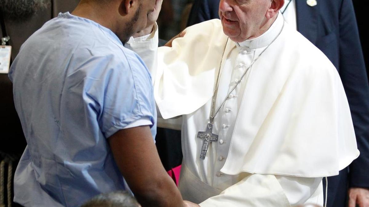 
El papa Francisco bendice a Carlos Lepy durante su visita a la penitenciaría Curran-Fromhold Correctional Facility, en Filadelfia, el domingo 27. 
