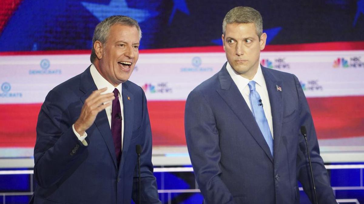 Bill de Blasio (izq.), alcalde de Nueva York, participa en el primer debate presidencial demócrata el miércoles, 26 de junio de 2019, en Miami. A la derecha está el congresista Tim Ryan.