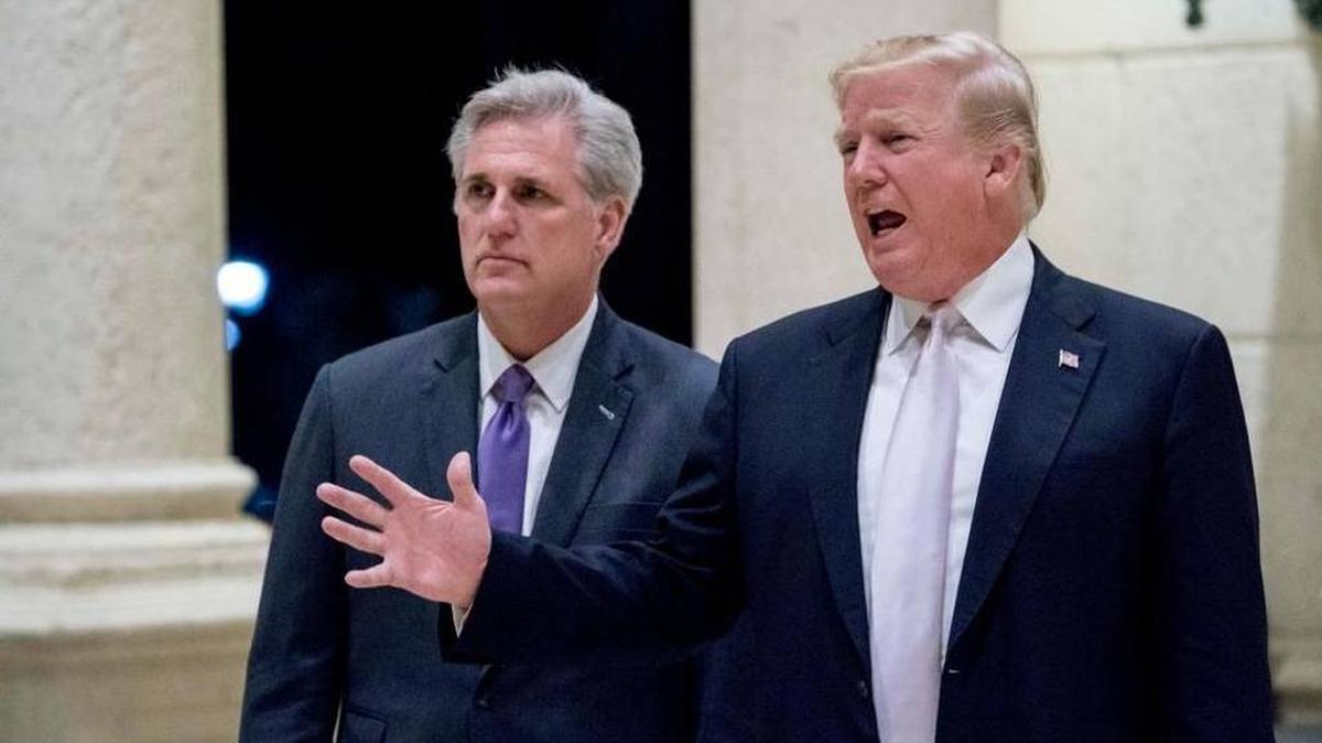 El presidente Donald Trump acompañado del líder de la mayoría en la Cámara, Kevin McCarthy, republicano por California, habla a los periodistas al llegar a una cena en el Trump International Gulf Club en West Palm Beach, Florida, el 14 de enero del 2018.